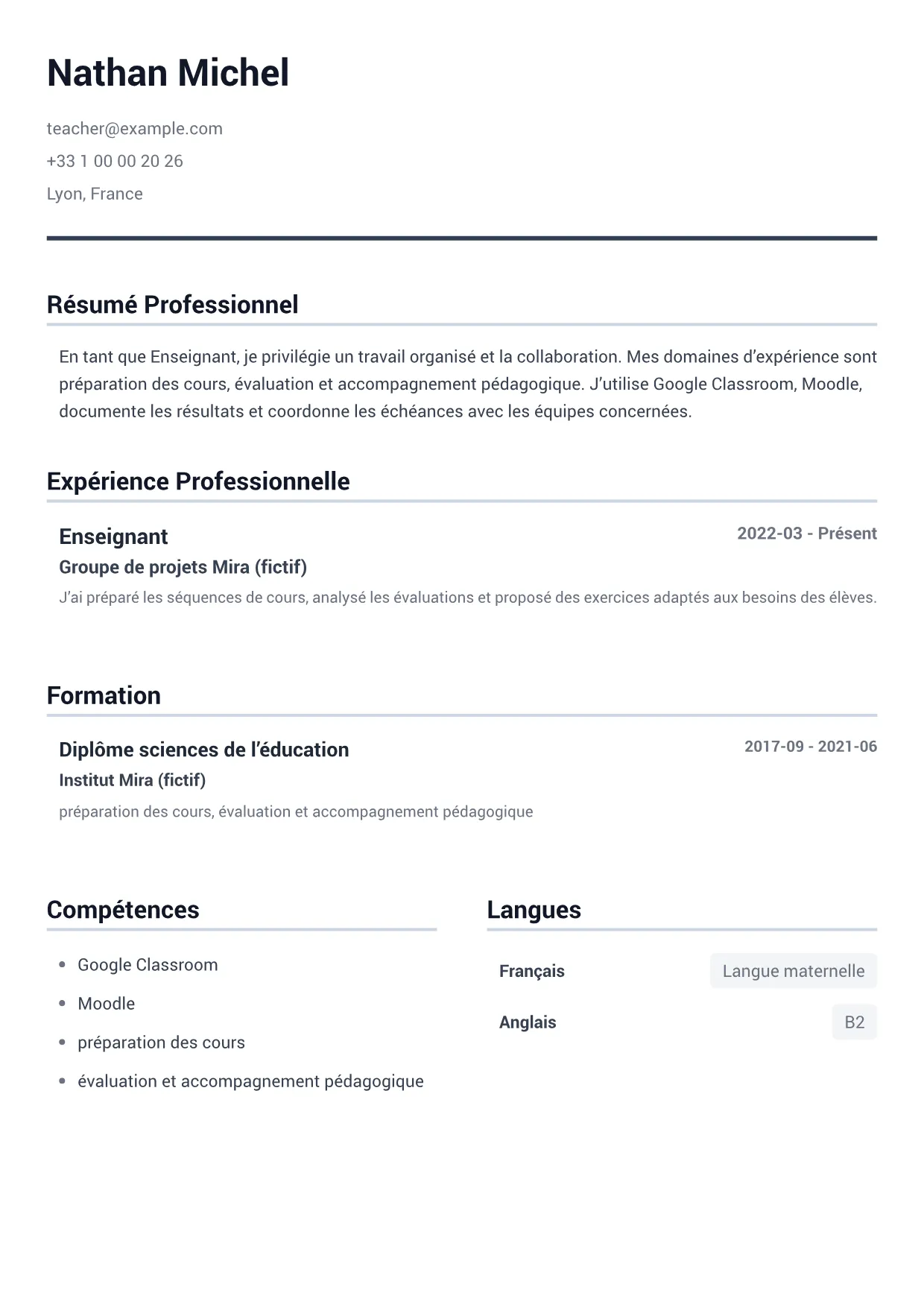 Exemple de CV Enseignant – Gris Minimal (1/1)